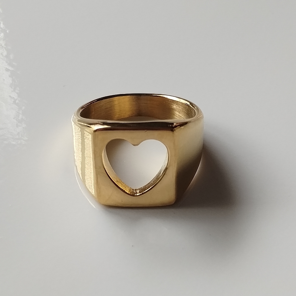 Retro Hearts Shape Hollow Out Wide Band Ring.